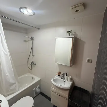 Privada Com Banheiro- Av Liberdade *